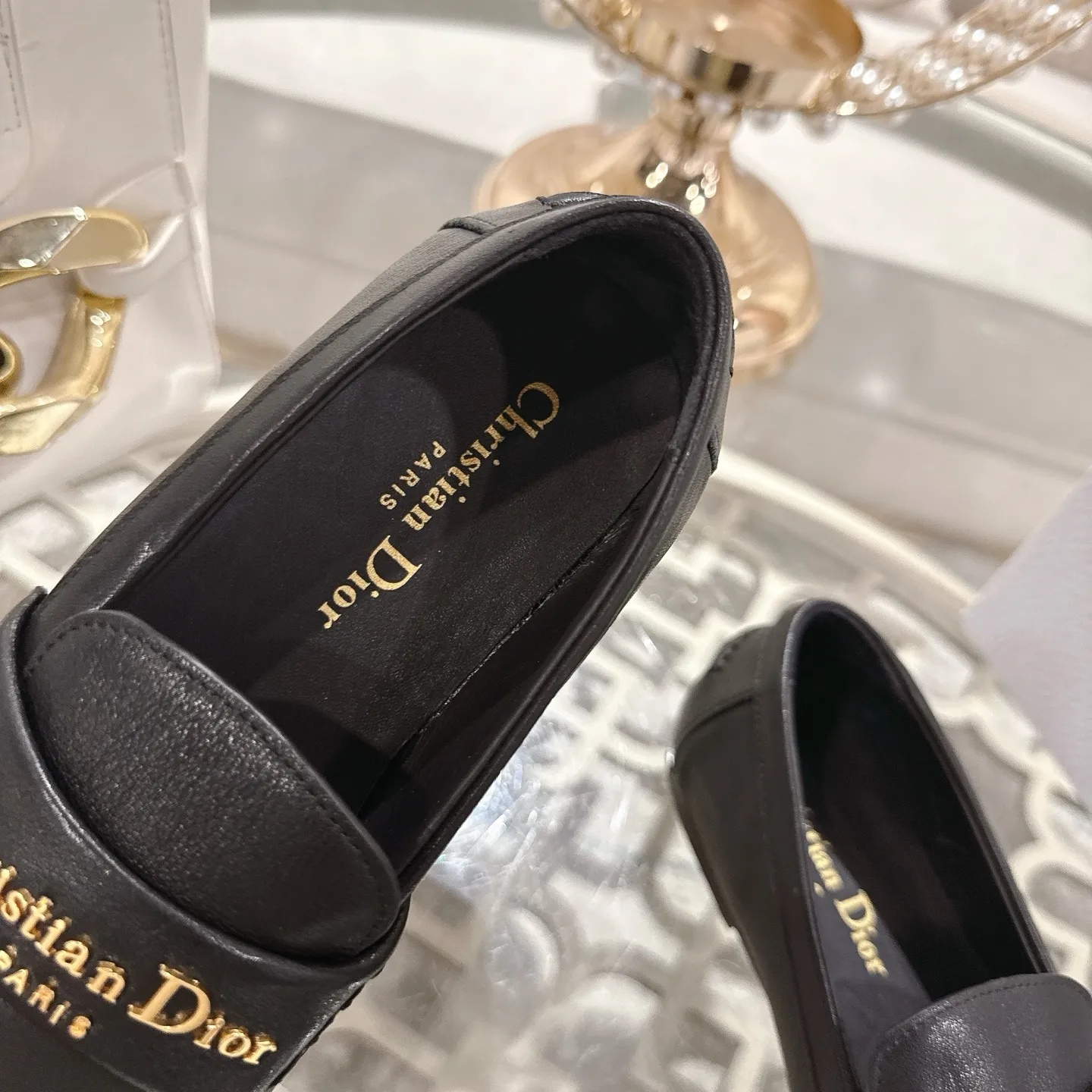 👟👟Ex-factory price 640👟👟 Dior Dior | 2025 ˢˢD Home 2025 spring and summer new products The latest popular slip-on letter buckle loafers series〰 Original purchase, development and production👍🏻This Dior loafer is carefully made of black smooth cow leather, and the front letter plate is decorated with a gold-toned Christian Dior Paris logo. Paired with a leather-injected outsole, it adds classic style to any casual look. Upper: original cowhide/cow suede, lining: cowhide, outsole: injection molded leather outsole imported from Italy, heel height: 1cm, size: 35-42 (customized at 40.41.42)